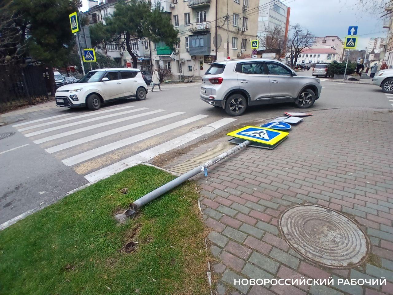 В Новороссийске падают дорожные знаки