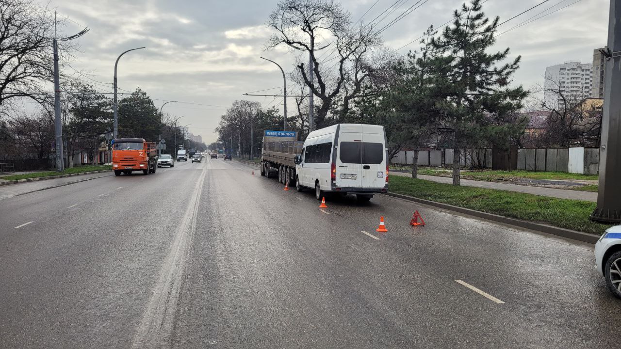 В Новороссийске на Анапском шоссе третье серьезное ДТП за 12 дней. Теперь пострадали пассажиры маршрутки