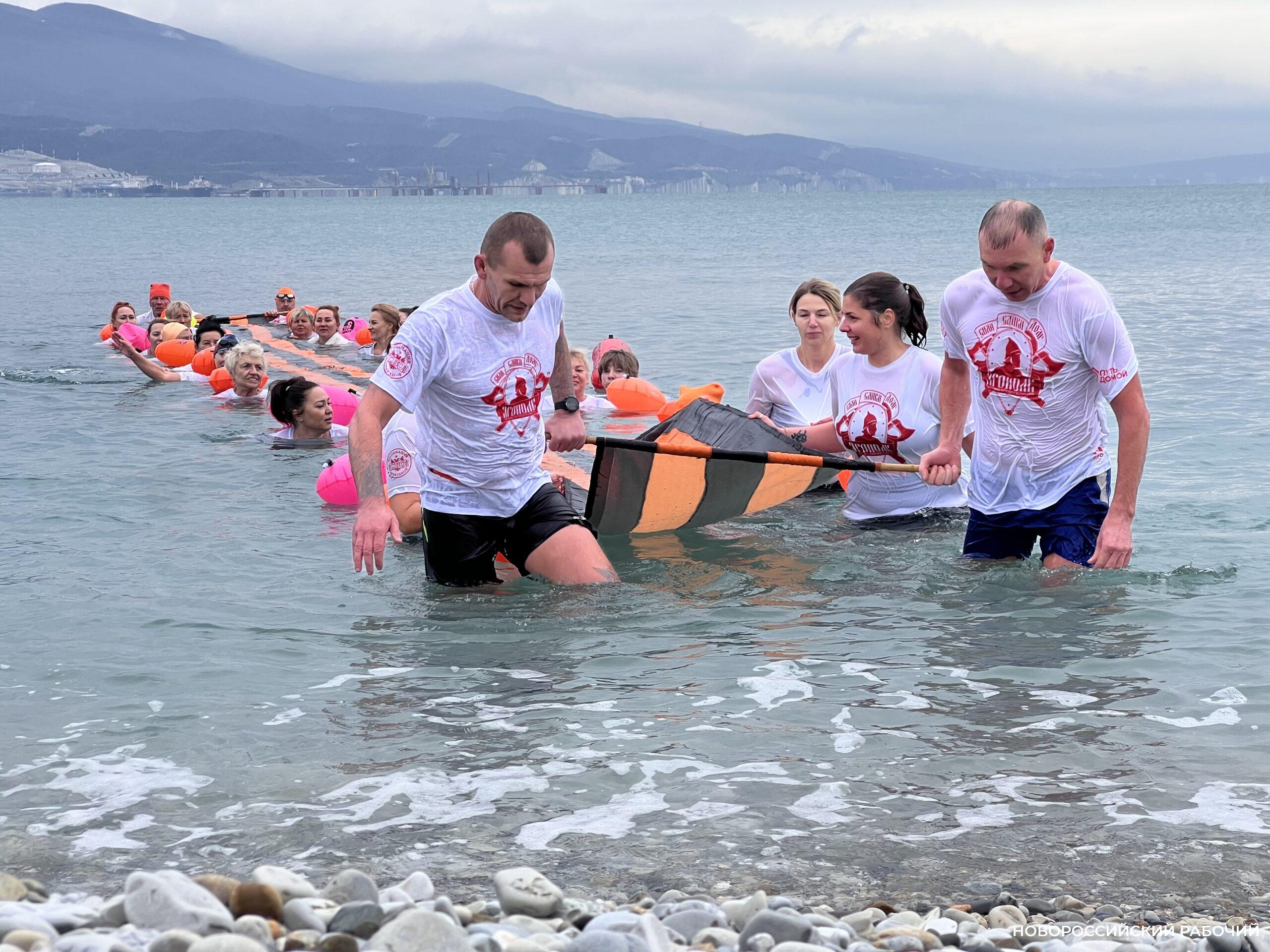 В Новороссийске в преддверии «Бескозырки» моржи развернули Георгиевскую ленту в море