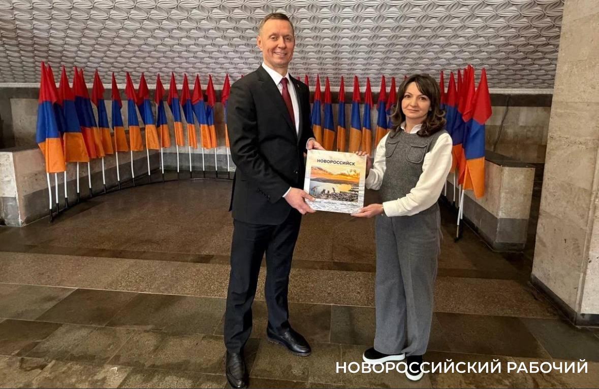 Делегация из Новороссийска привезла в армянский город-побратим книги и конструкторы