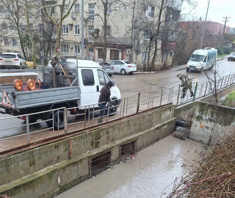 В Новороссийске чистят ливневки, чтобы избежать подтоплений