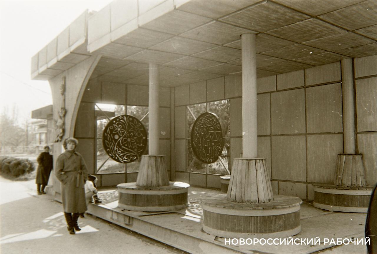 В Новороссийске отремонтируют остановки. Помните, какими они были при СССР?