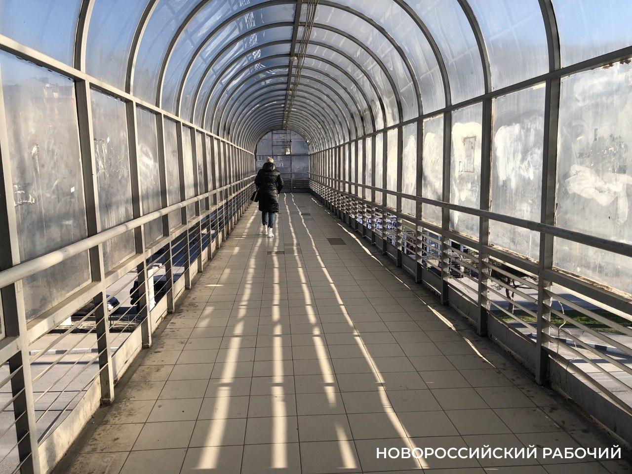 В Новороссийске на надземном переходе не работает лифт