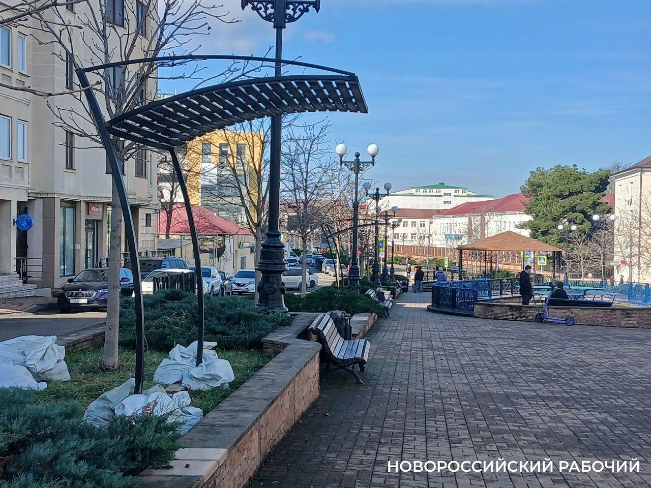 На бульваре Новороссийска теневые навесы установили отдельно от лавочек