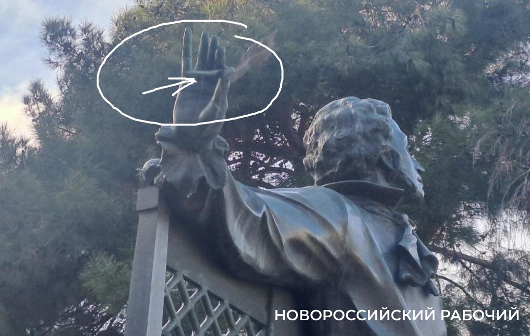 В Новороссийске вандалы погнули перо Александра Сергеевича Пушкина