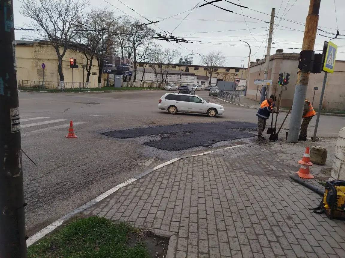 В Новороссийске дорожники заделали самые опасные ямы