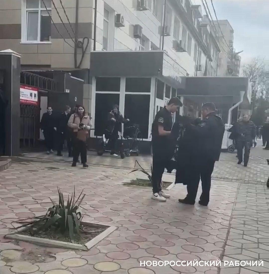 В техникуме Анапы студент устроил стрельбу