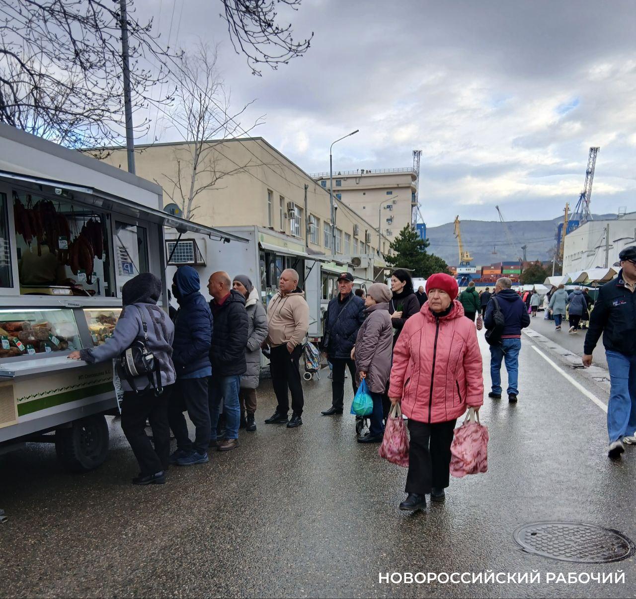 На сельхозярмарке Новороссийска выстраивались очереди за молоком и заморскими орехами