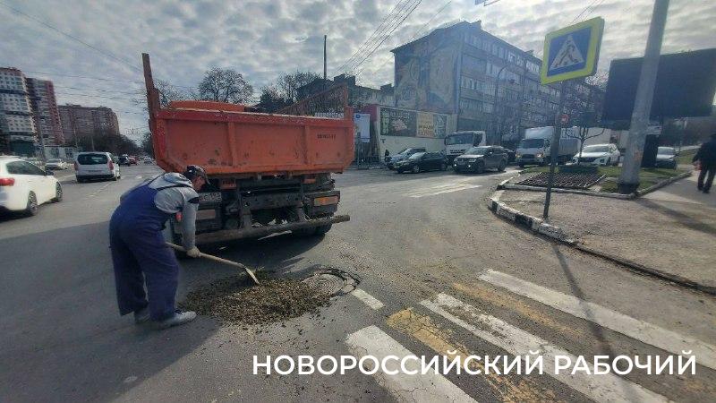 После трагического ДТП в Новороссийске засыпают ямы на дорогах