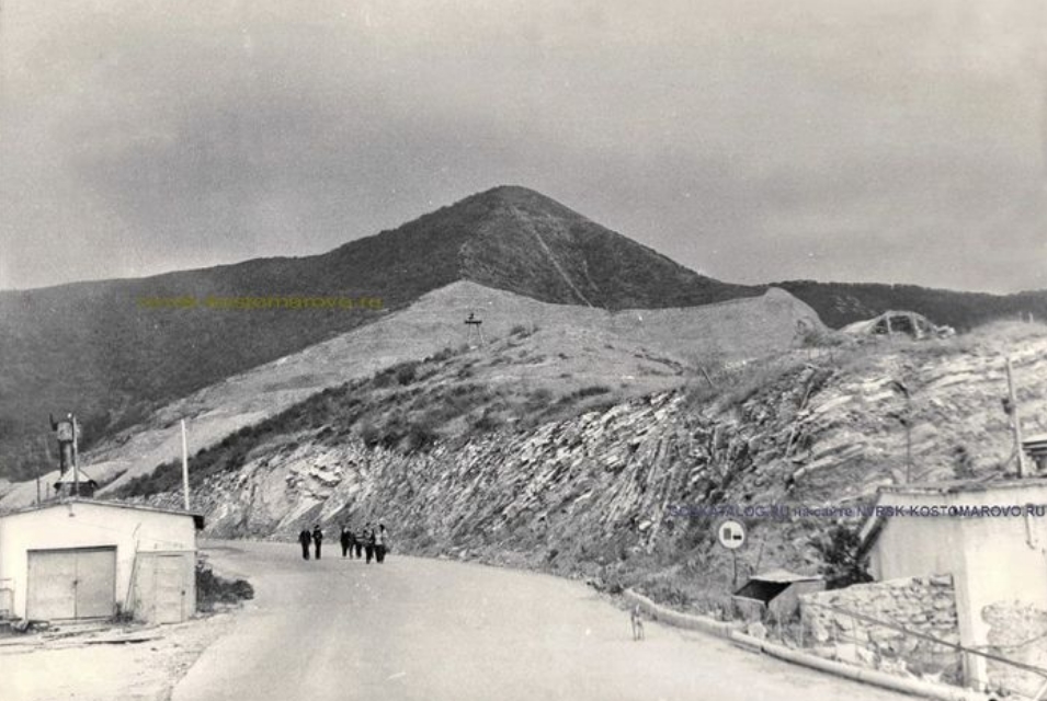 12 марта 1967 года «Шхуна ровесников» подняла флаг-памятник в горах Новороссийска