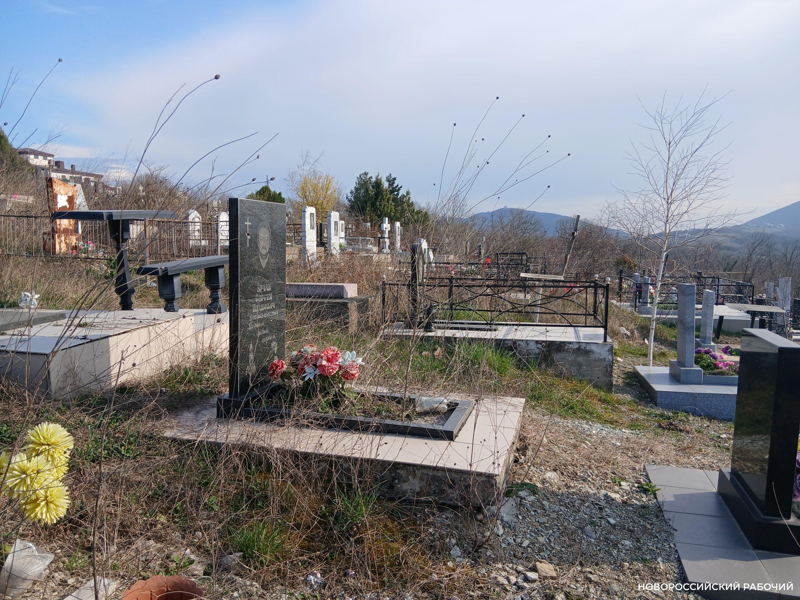 На кладбищах Новороссийска кучи мусора лежат рядом с полупустыми «лодочками»