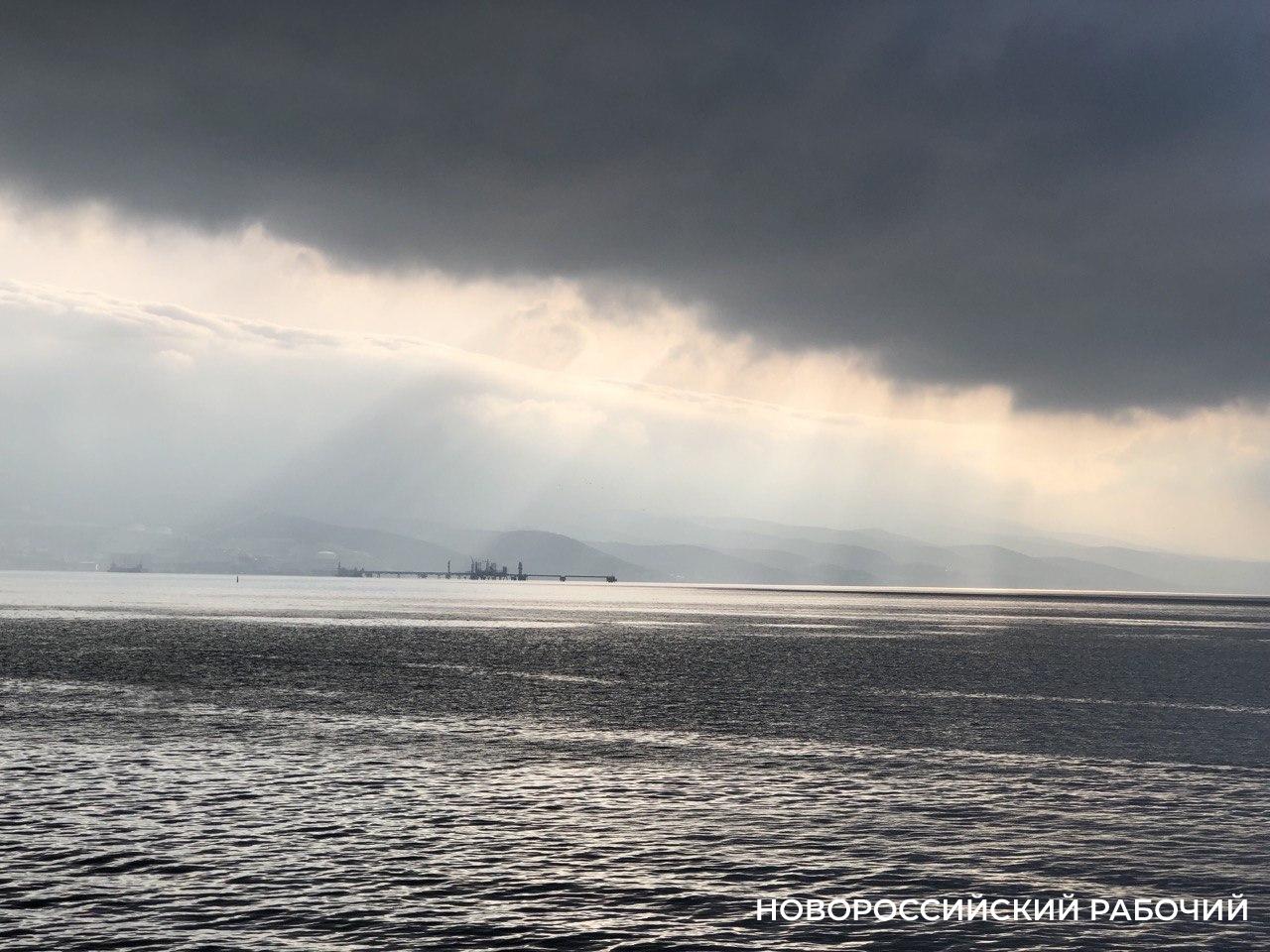 Набережная Новороссийска: умиротворение, теплеющее море и бег за здоровьем