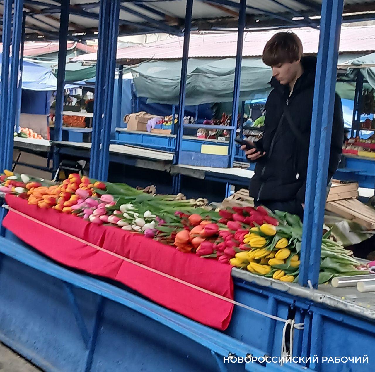 «Будет только дороже!» На рынках Новороссийска началась торговля цветами к 8 марта  