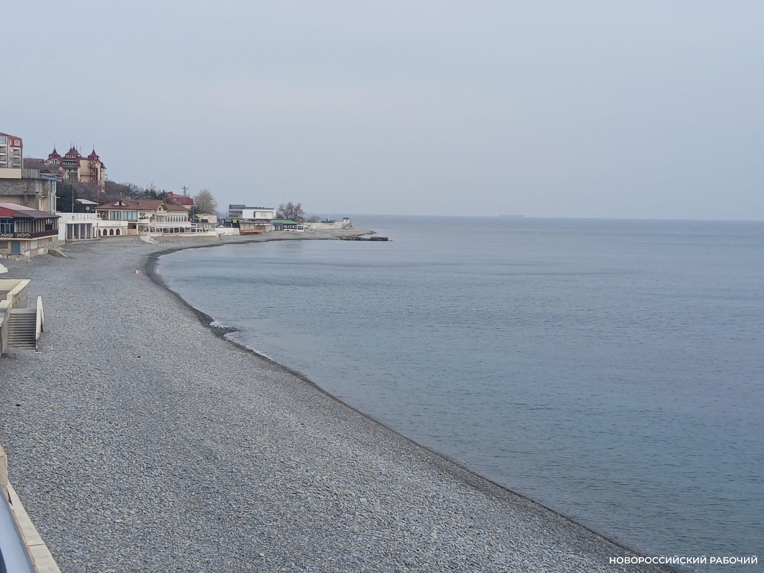 В курортном пригороде Новороссийска море набросало на пляж валуны и мусор