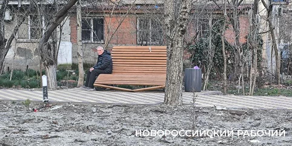 В Новороссийске в новых скверах ставят не скамейки, а лежаки