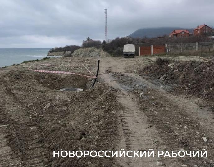 Пляжу – труба. В Новороссийске продолжается прокладка канализации вдоль морского берега