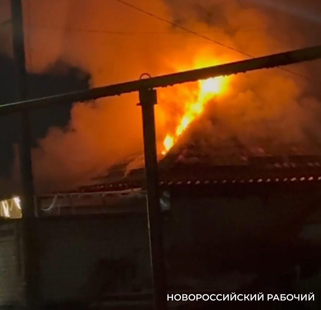 В пригороде Новороссийска соседи помогали жильцам горящего дома