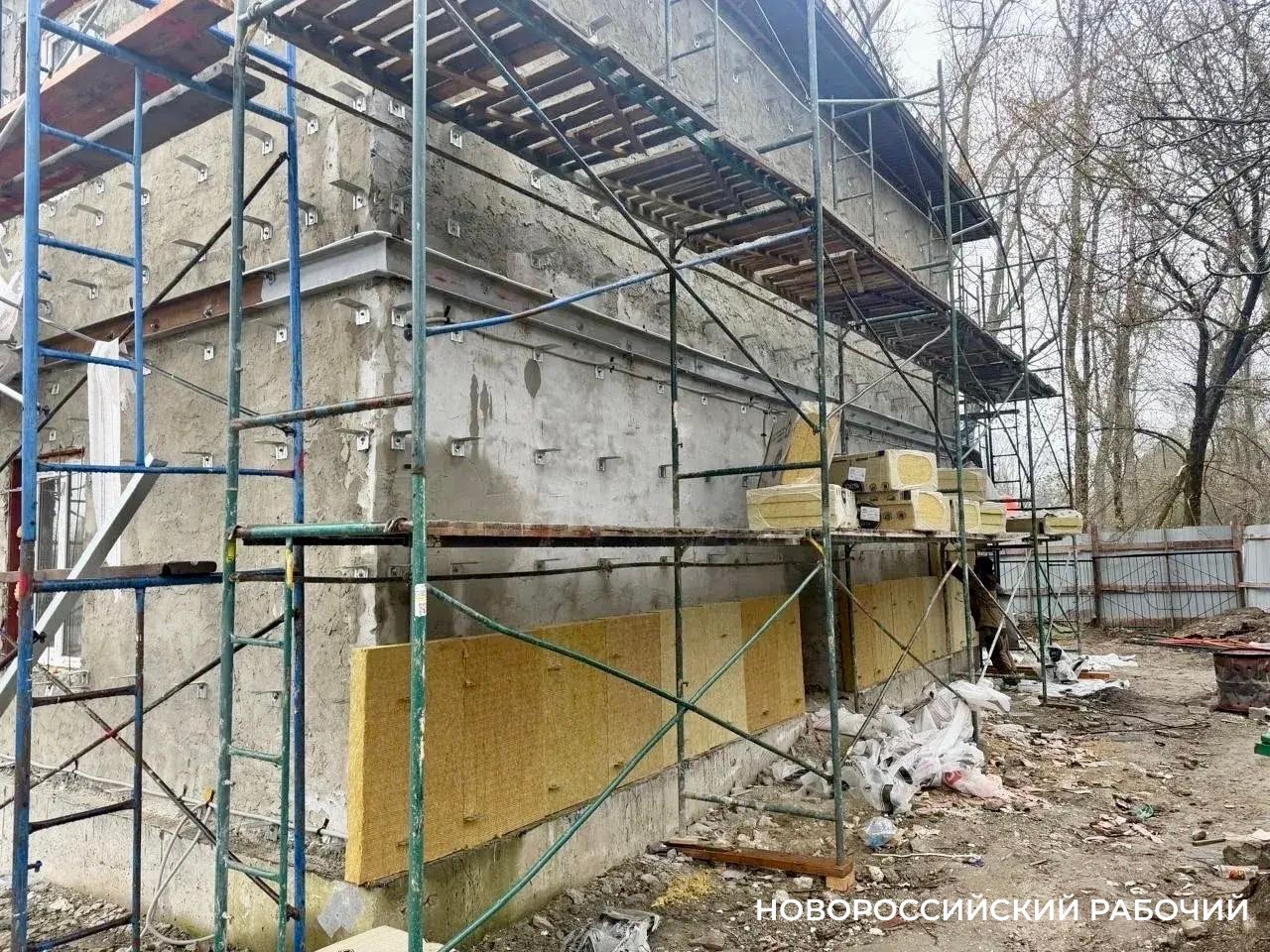 Детскую школу искусств в пригороде Новороссийска ремонтируют по графику