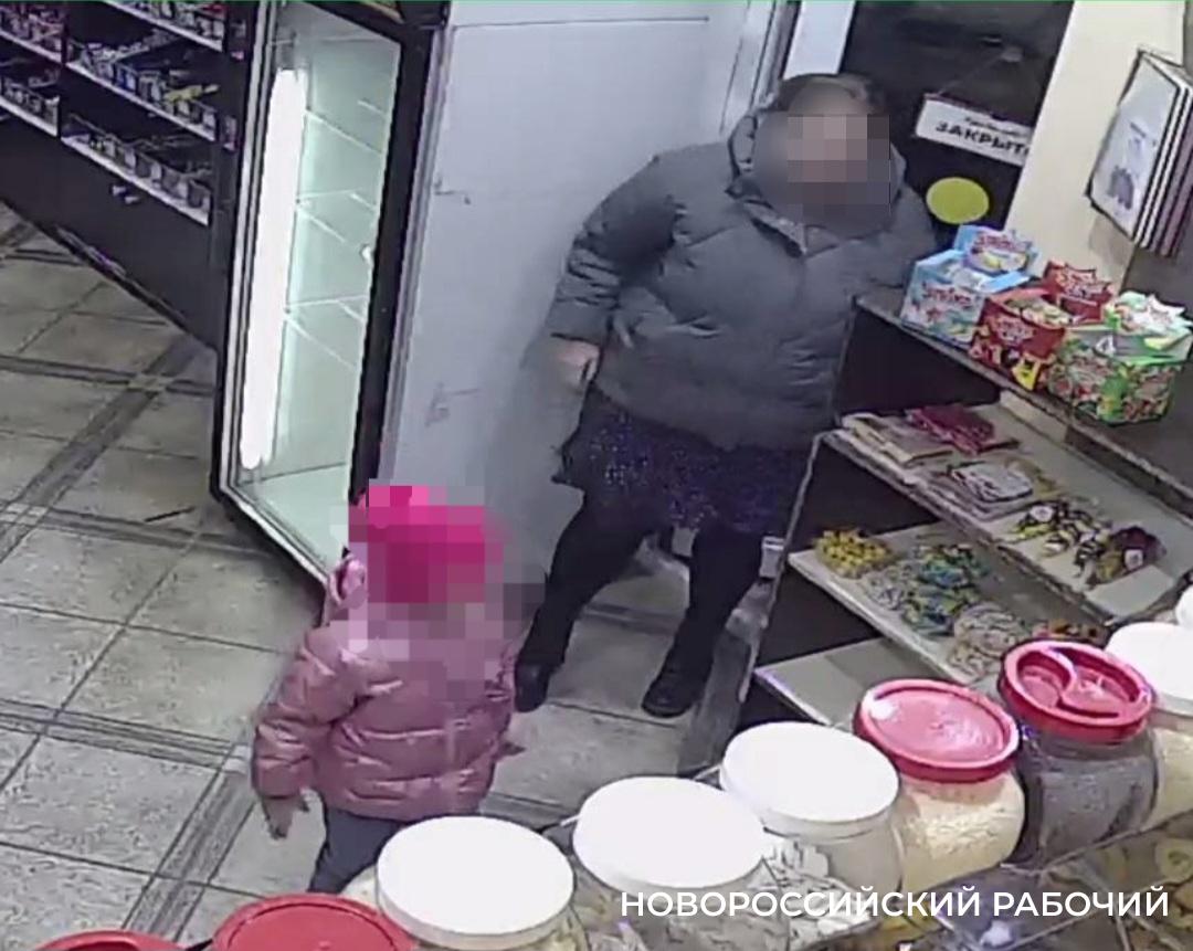 В пригороде Новороссийска женщина подговорила ребенка украсть букет?