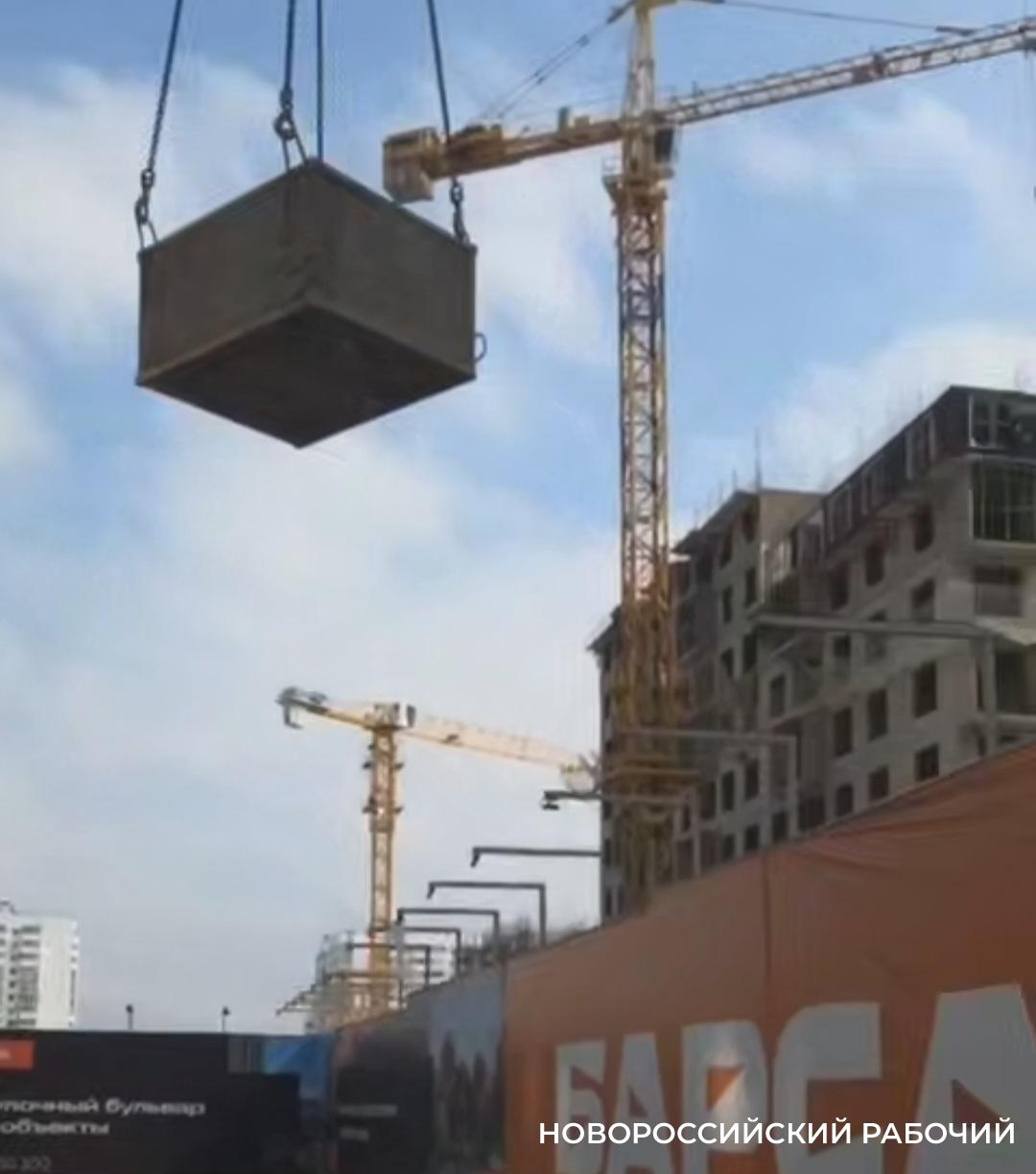 В Новороссийске подъемный кран таскал грузы над детской площадкой