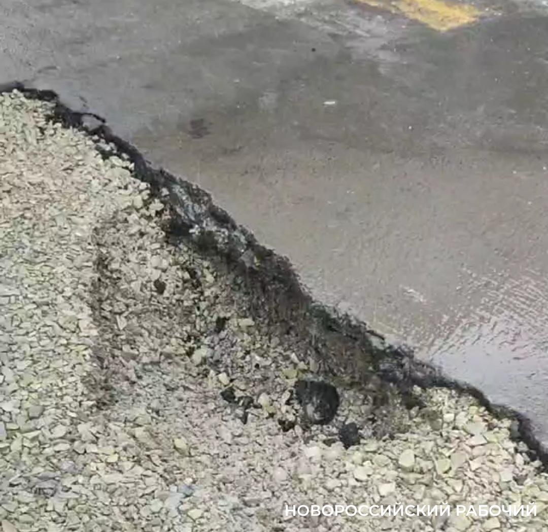 В Новороссийске автомобиль провалился в яму, разрытую коммунальщиками