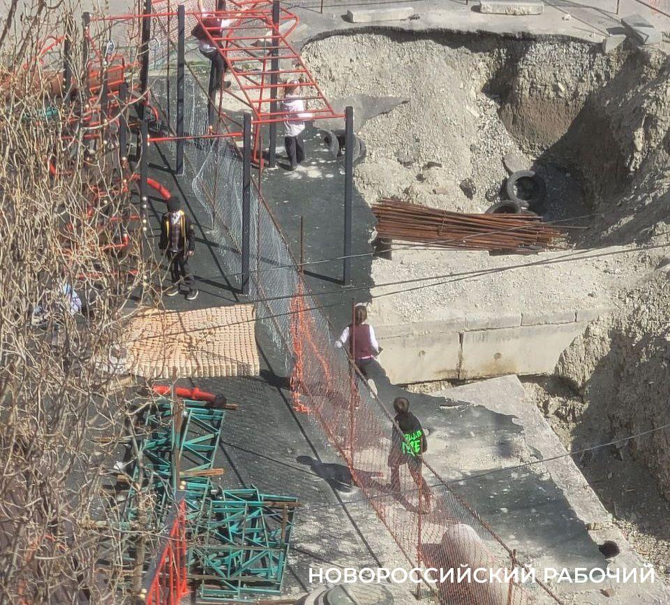 В Новороссийске дети гуляют по разрытым траншеям теплосетей