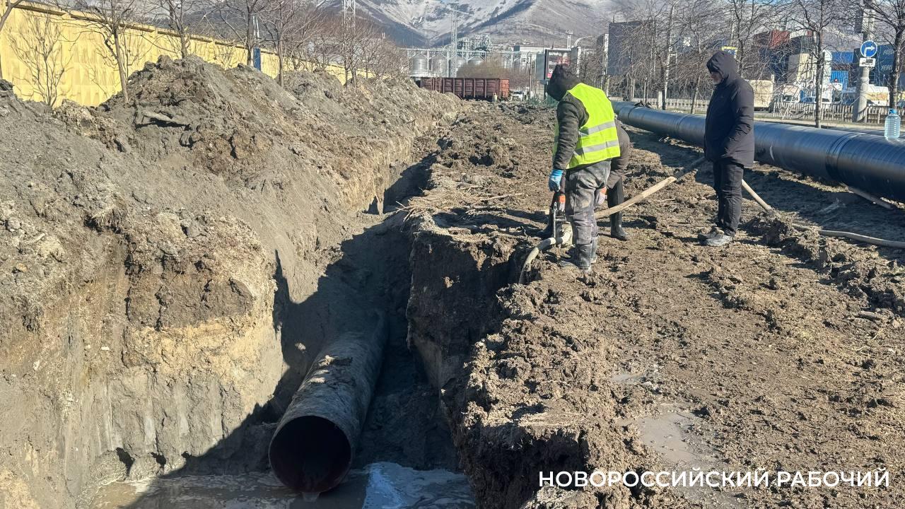 Завершить реконструкцию участка Троицкого водовода в Новороссийске мешает вода