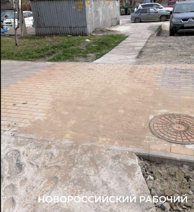 В Новороссийске чиновники пообещали восстановить тротуар, который… уже отремонтировали