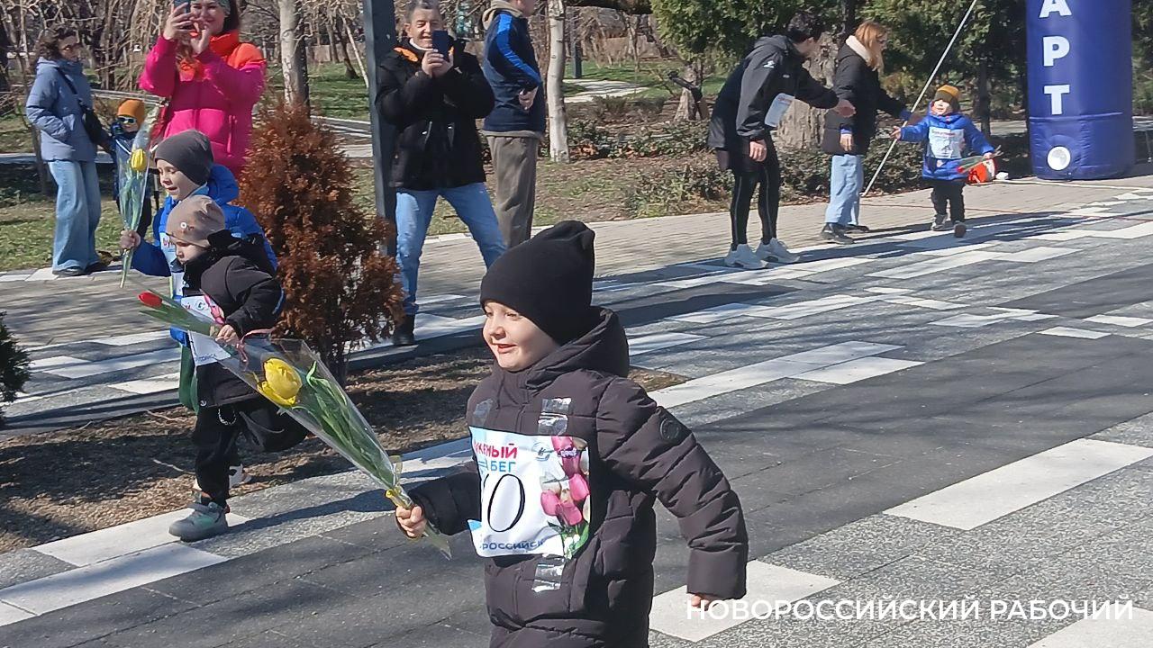 В Новороссийске среди участников «Букетного забега» были малыши и «серый волк»