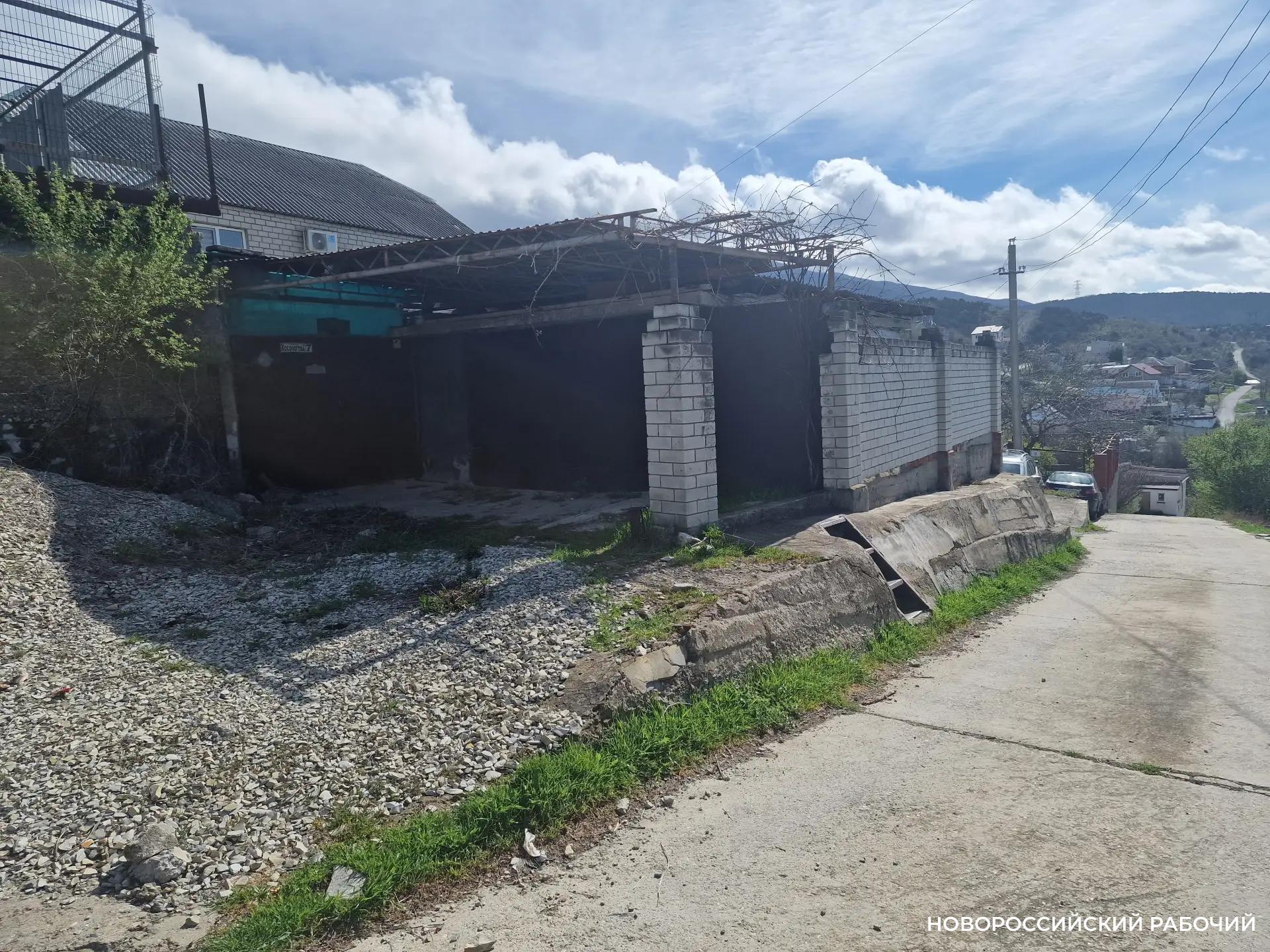 В Новороссийске снесли незаконный гараж и навес