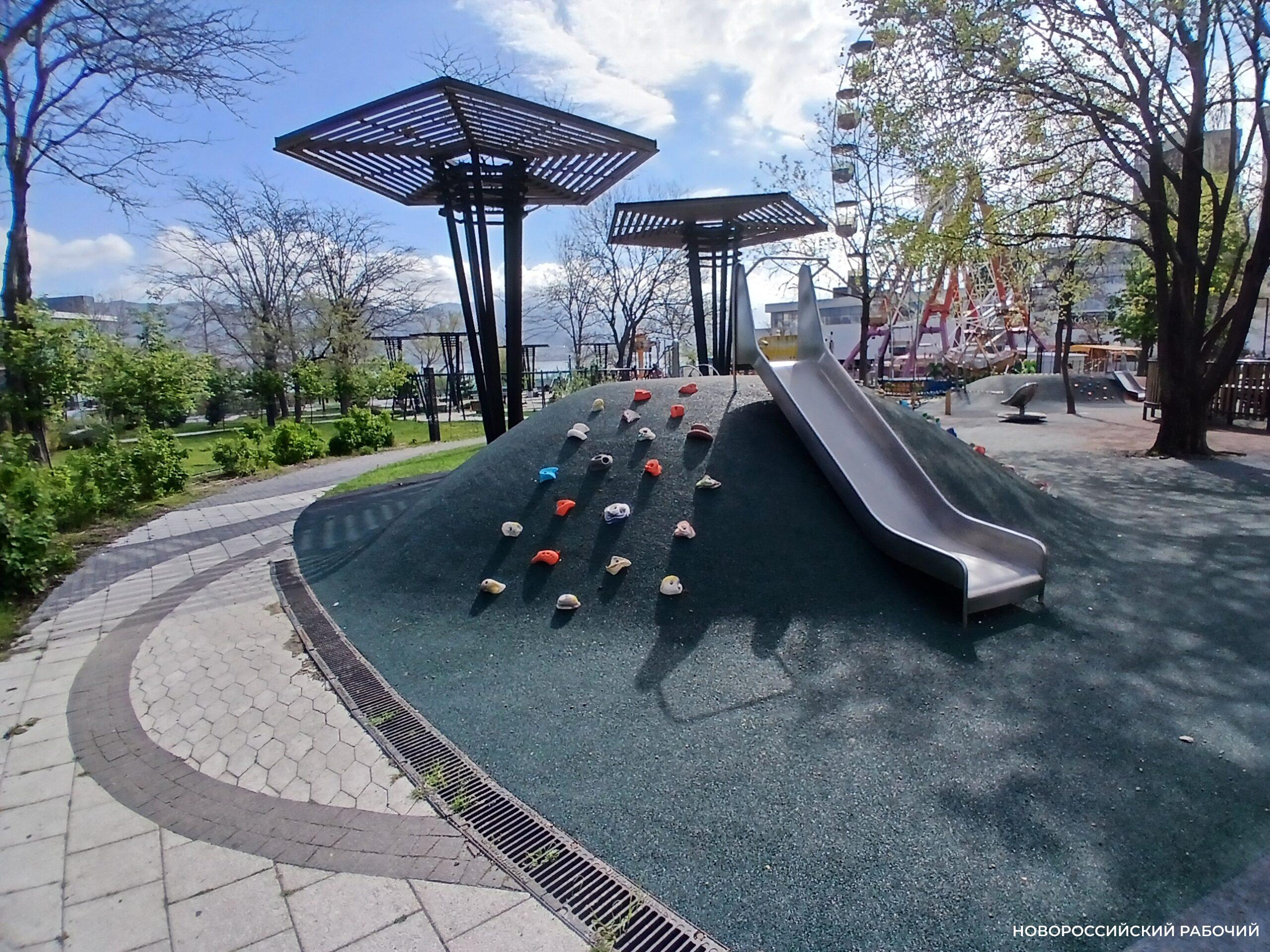 В парке Новороссийска восстанавливают искусственные холмы