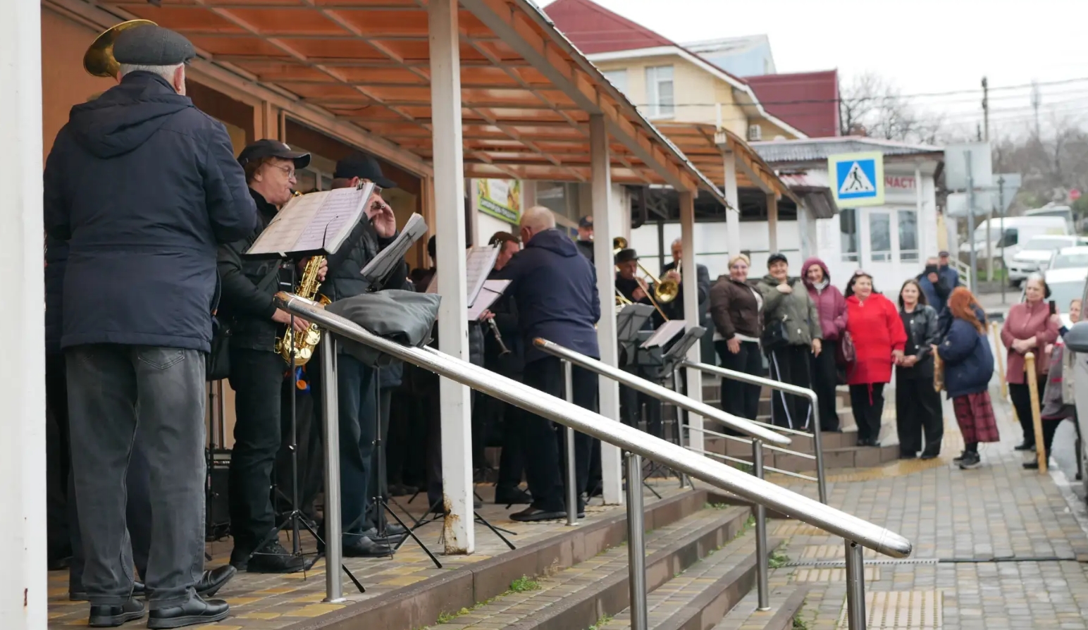 В Новороссийске артисты вышли с концертами на вокзал и на рынок