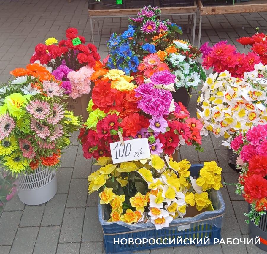 В Новороссийске искусственные цветы для кладбищ сравнялись в цене с живыми