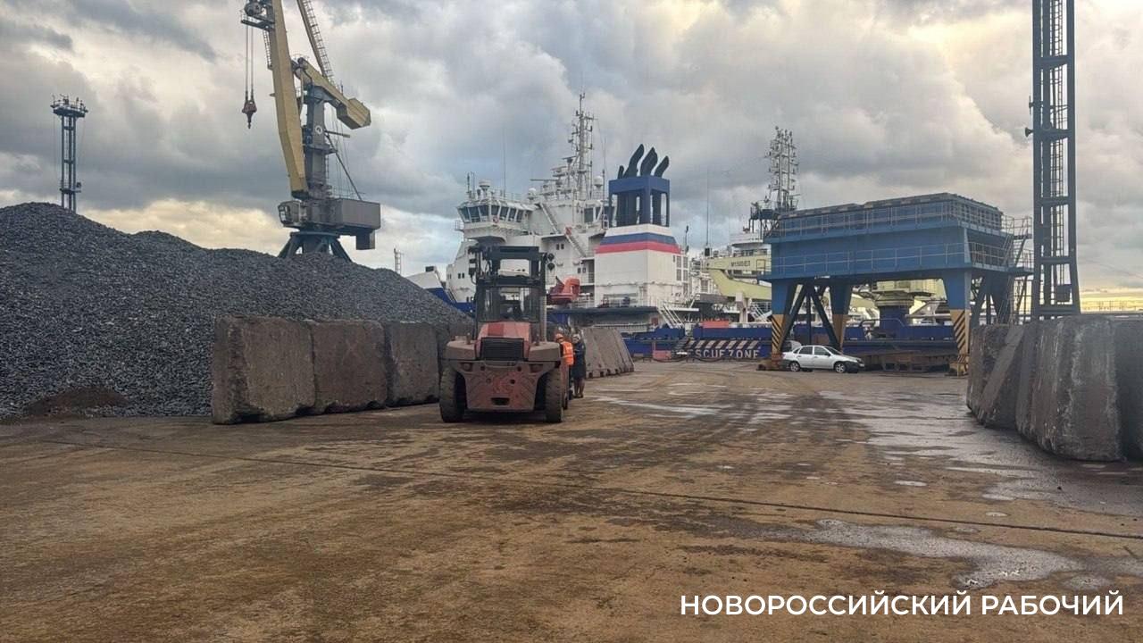 В порту Новороссийска погрузчик наехал на мужчину