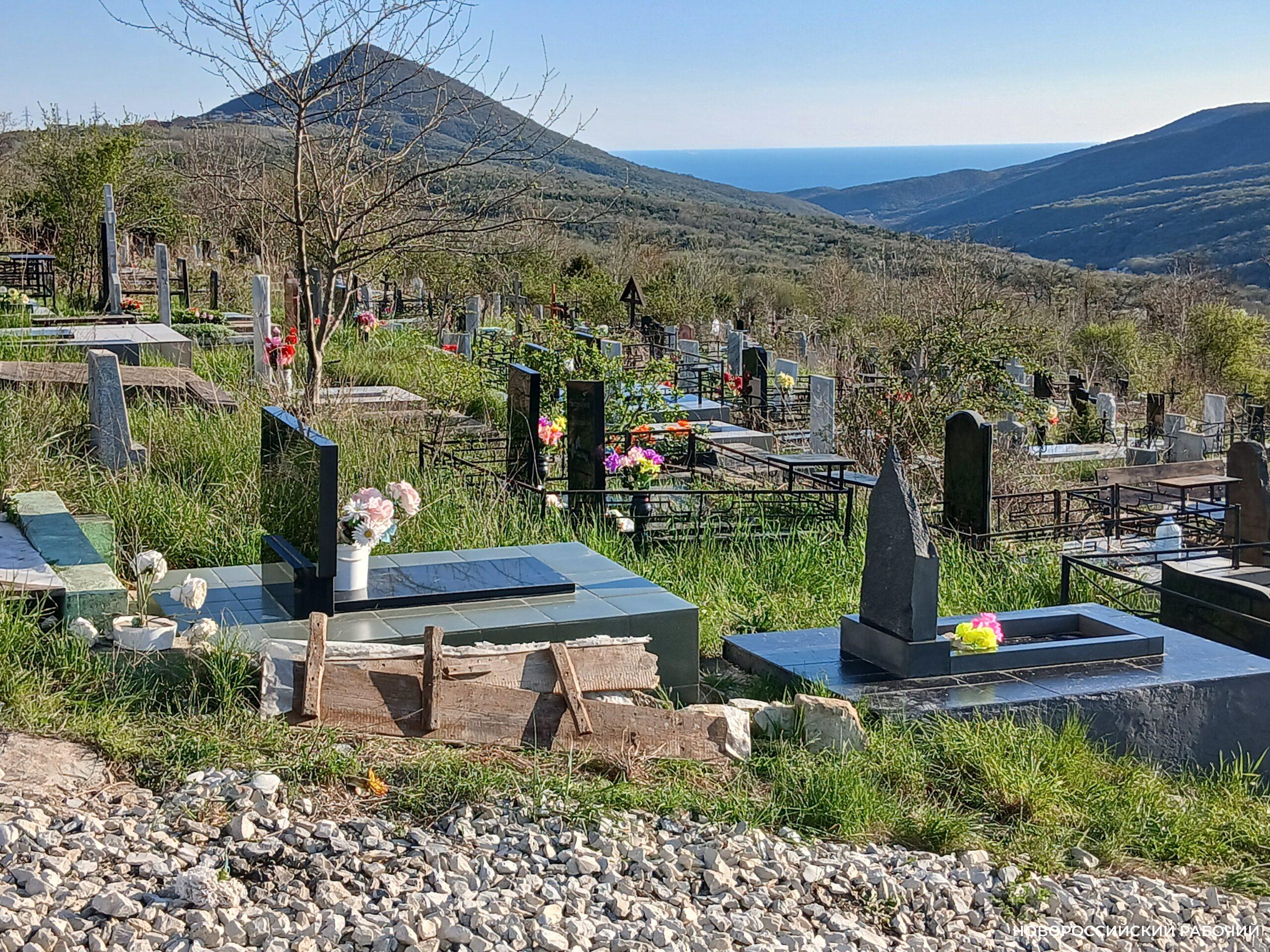 В Новороссийске заторы по дороге на кладбища стали меньше