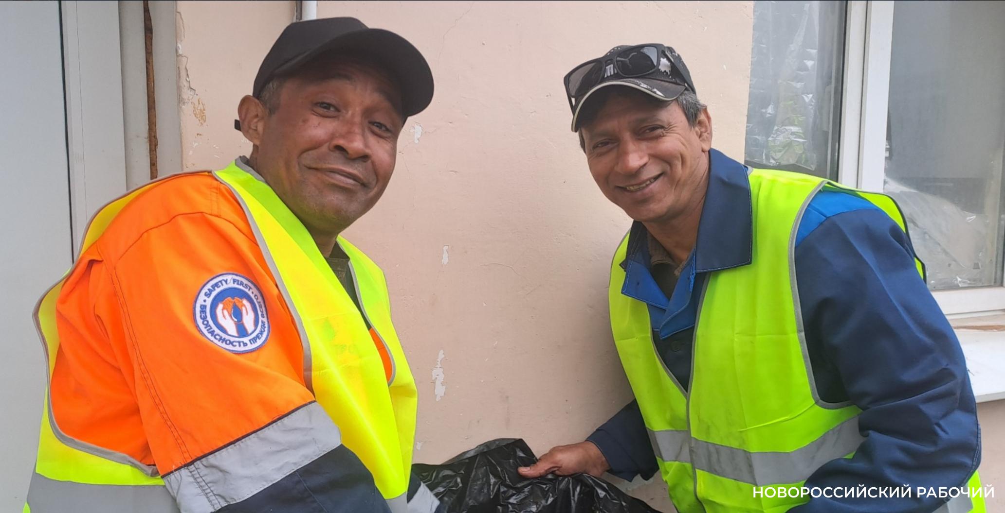 В Новороссийске на работу взяли кубинцев Карлоса (Коля), Реньера (Рома) и Фансеку (Ваня)