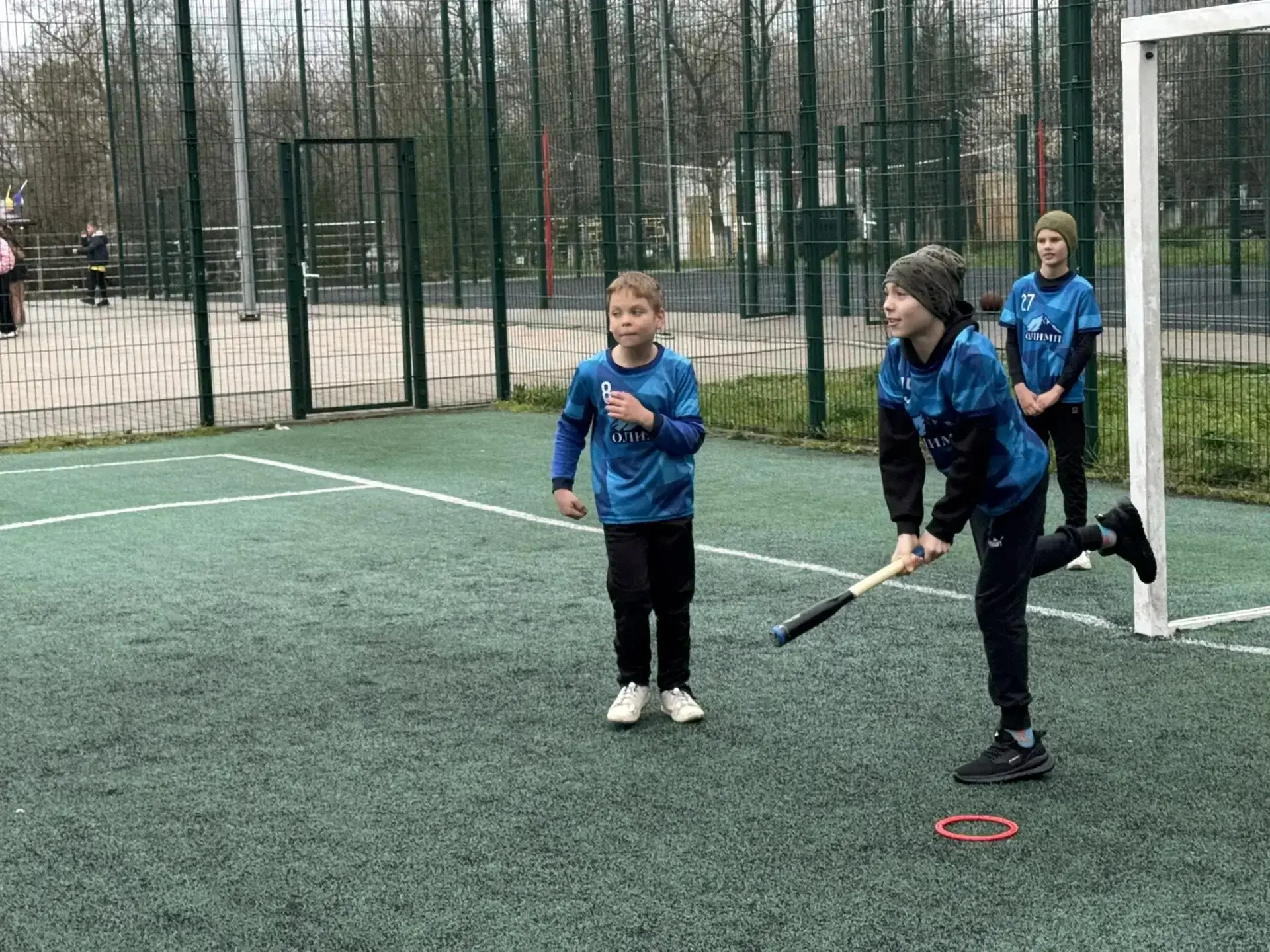 На каникулах новороссийские школьники соревновались в лапту