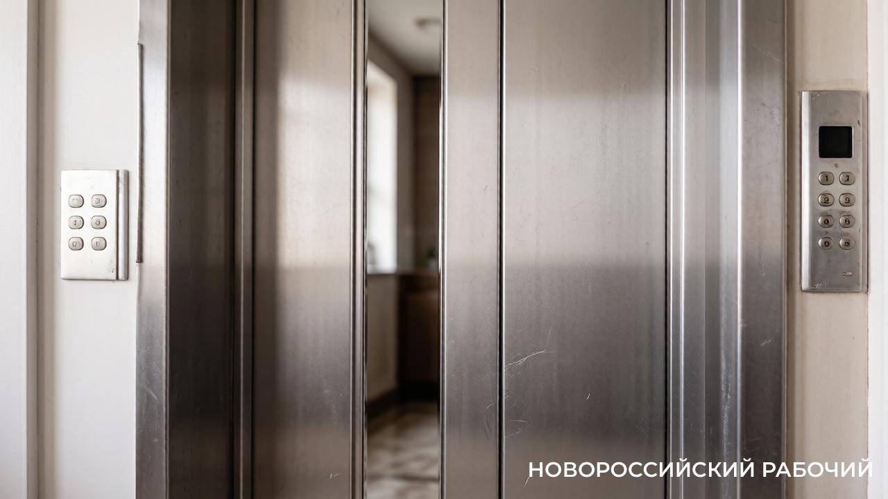 В Новороссийске в лифте заблокировало женщину с ребенком