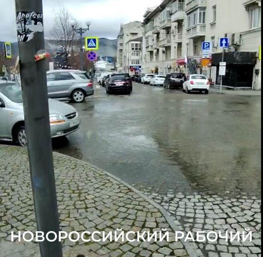 В Новороссийске после дождей по дорогам текут ручьи с запахом канализации. Горожан подводит обоняние?