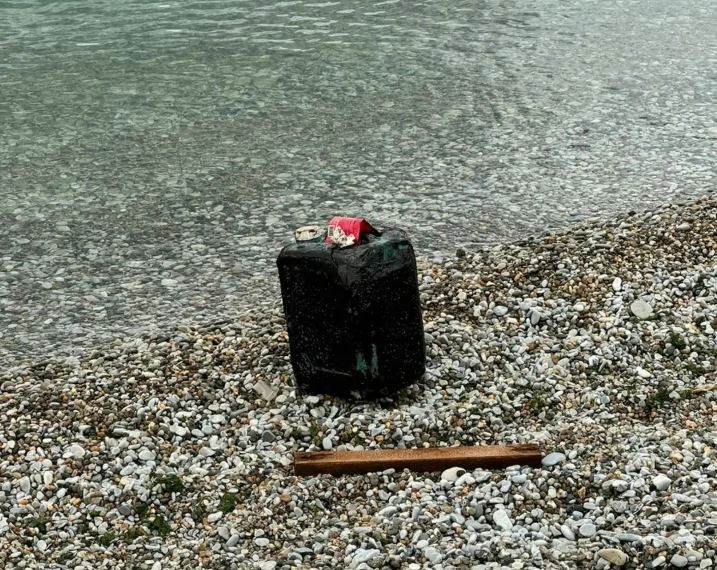 На пляжах Новороссийска кто-то намеренно разлил машинное масло?