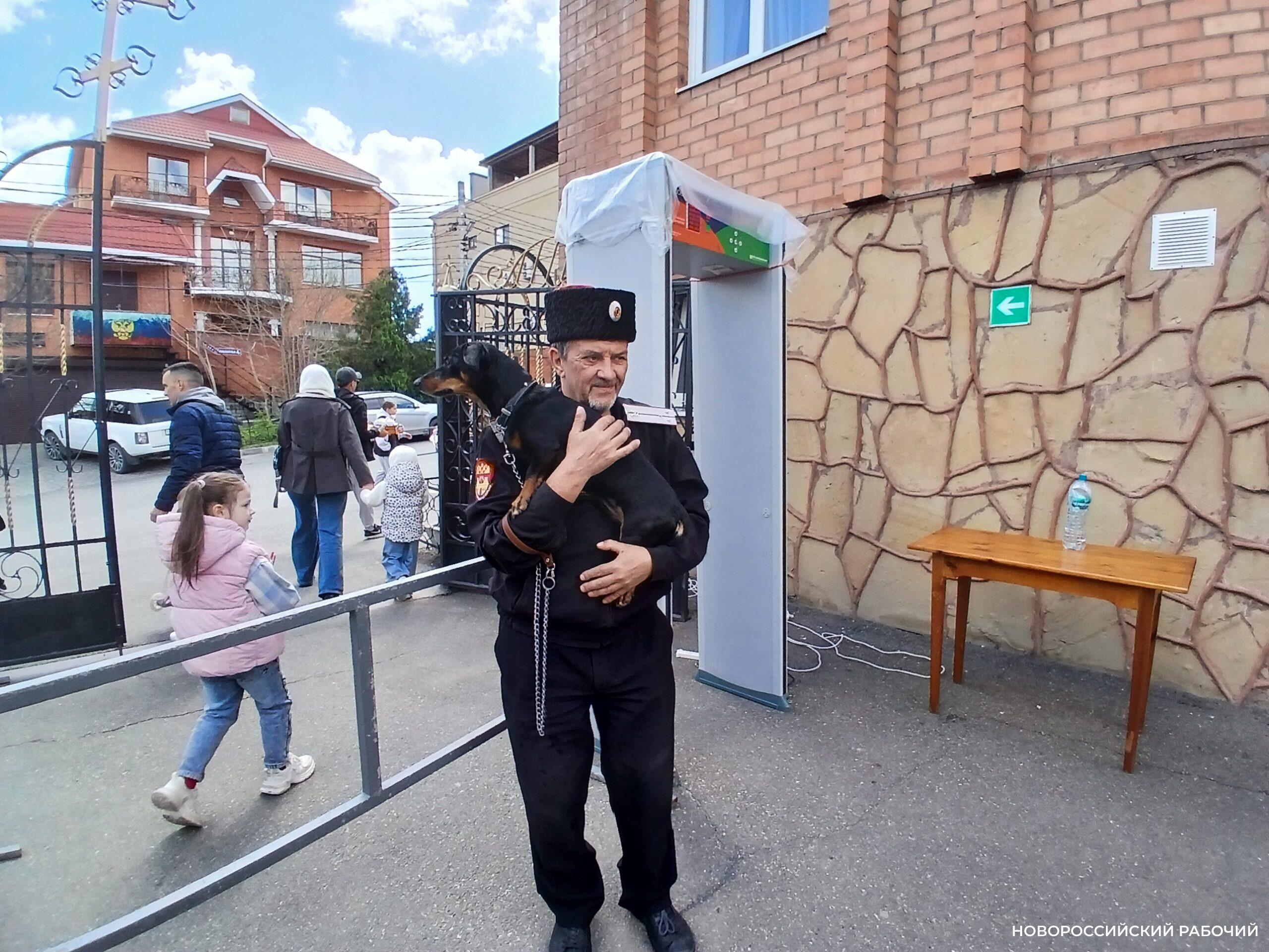 В Новороссийске пасхальную фотозону оценил даже служебный пес