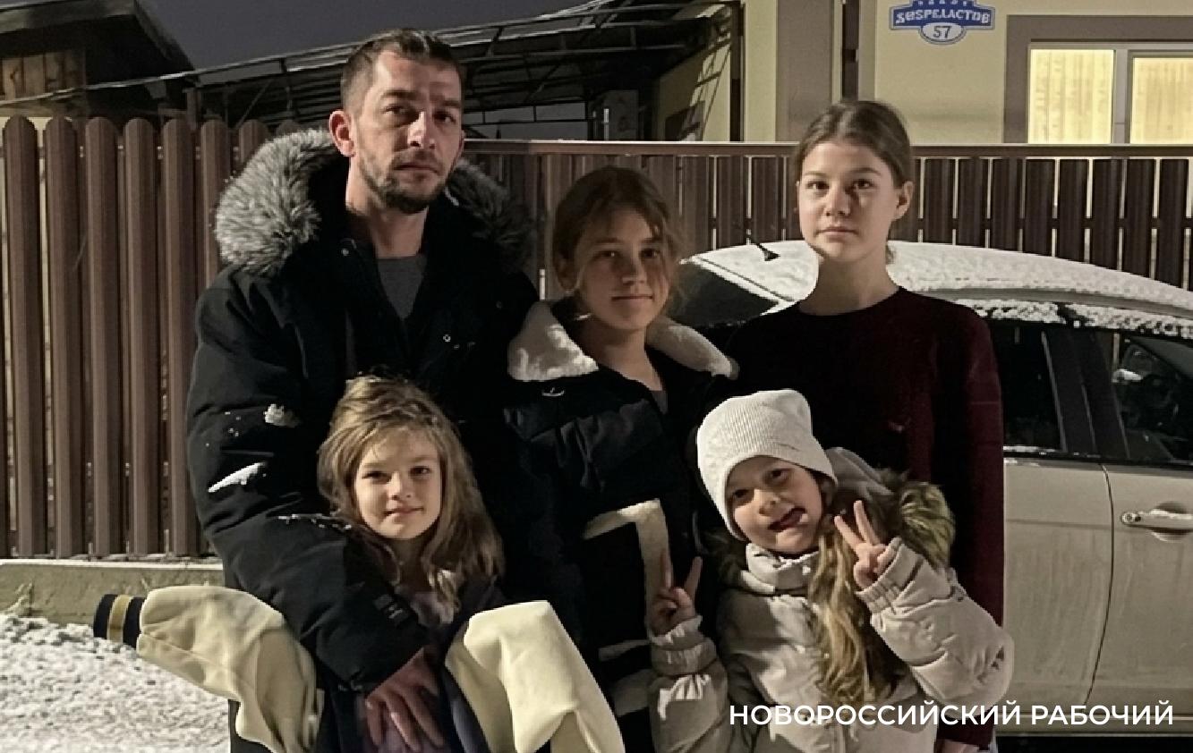 В Новороссийске мужчина один воспитывает четырех дочек