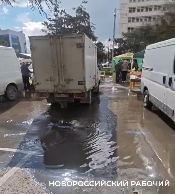 В Новороссийске «прекрасные фонтаны» заливали ярмарку в центре города