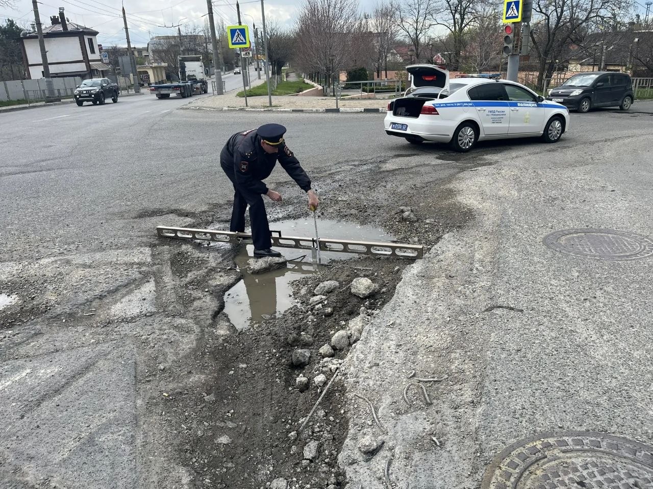 Ямы не вписываются в ГОСТы, а на въезде в Новороссийск сделали реверс