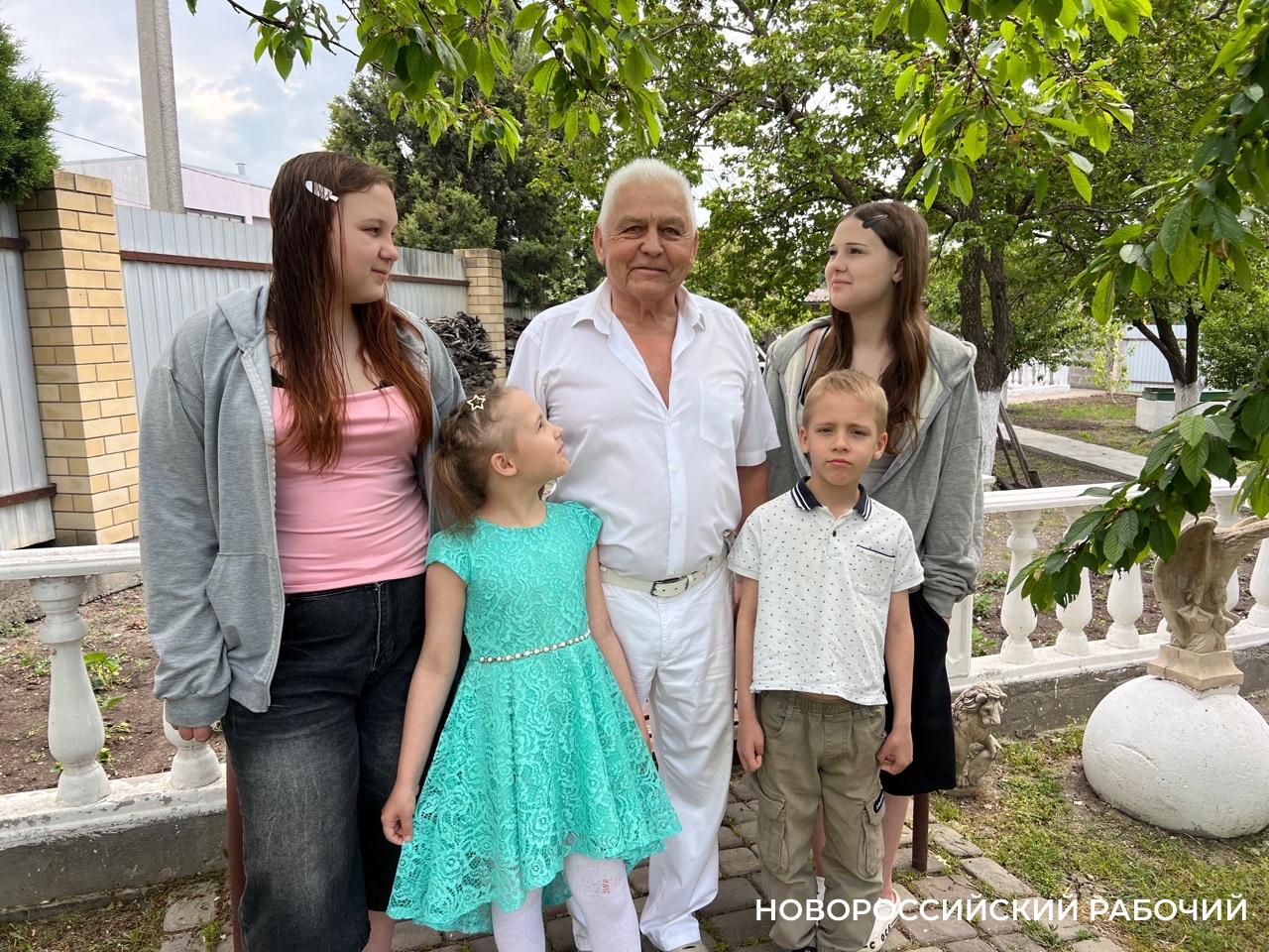 «Думать надо не о себе, а о них». Новороссиец в 66 лет взял под опеку четырех маленьких детей