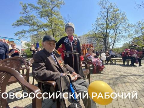 Во дворах Новороссийска празднуют День Победы