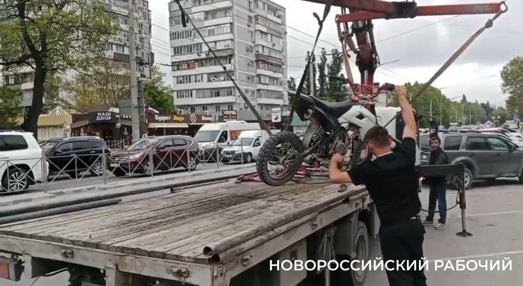 В Новороссийские молодые люди без прав гоняют по центру города