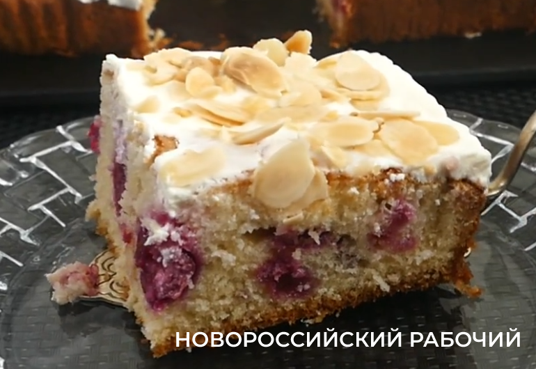 Пирог вишневый со сметанным кремом