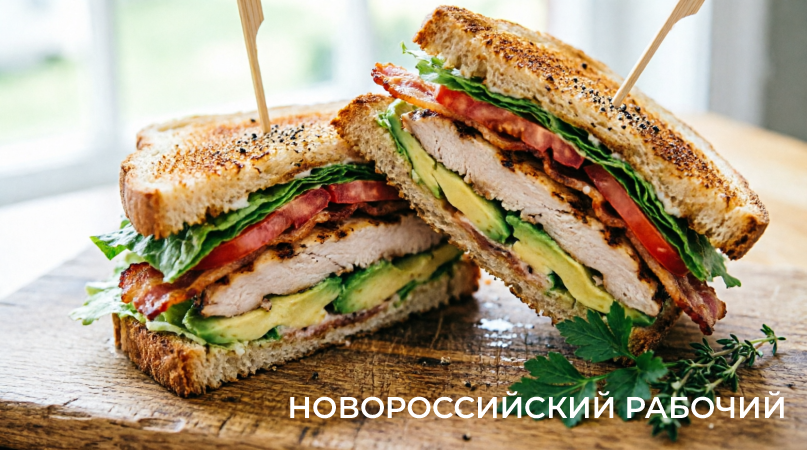 Хрустящий клуб-сэндвич с курицей, беконом и авокадо