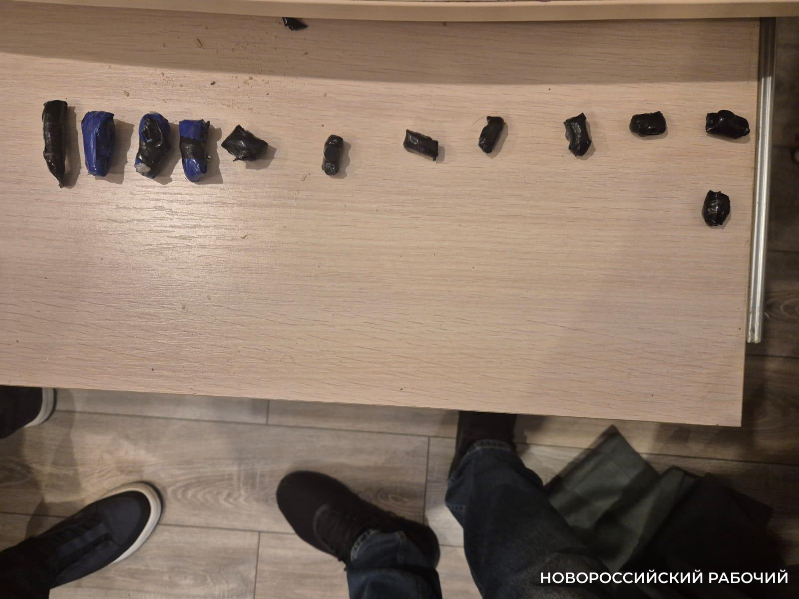 В Новороссийске 19-летнему наркосбытчику грозит до 15 лет лишения свободы